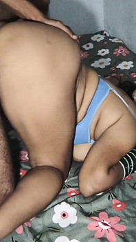 Indisch dorp Bhabhi mondneuken en hardcore neuken op zijn hondjes in het Hindi
