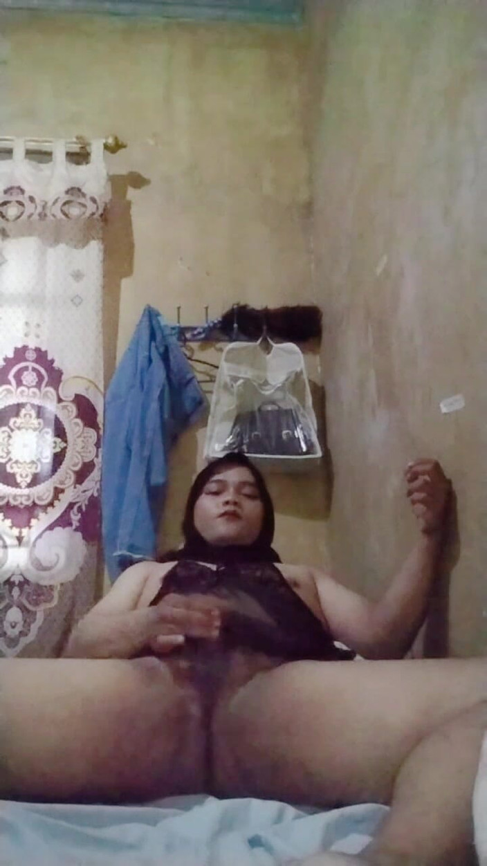 Ivvy Crossdresser: Hijab femboy wordt geneukt door een dildo