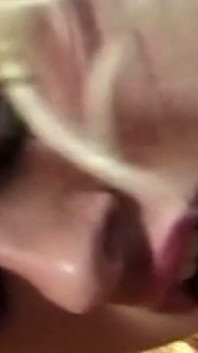 Blonde College Cheerleaderka MILF bierze głębokie anal kremówka