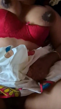Ateşli kırmızı sutyenli ve sari amcıklı seksi Hintli yenge sreeja parmaklanıyor sert domaltarak sikiliyor