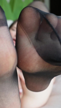 Fot fetisch brud runkar av med en dildo ben och tar sig till orgasmer med fingrarna