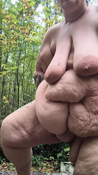Curvă grasă în pădure strigătându-se ca un râu ea ejaculează un iaz cumming pe acest copac enorme și dincolo de