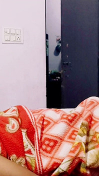 ghar ki naukraani ko choda jab vah mere kamre ki saphaee kar rahi thi