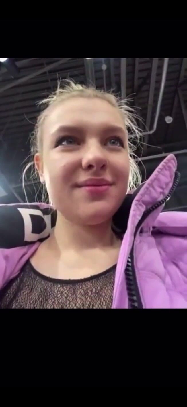 JuiceLussie: Masturbarse y vibrar el coño en el vestuario