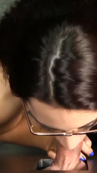 Pas dans le gloryhole avec la sexy Selena