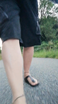 Ven a O s nylonovými nohami v Birkenstocks ráno