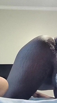 Corposo ebano effeminato cremoso e scoreggia su dildo grosso