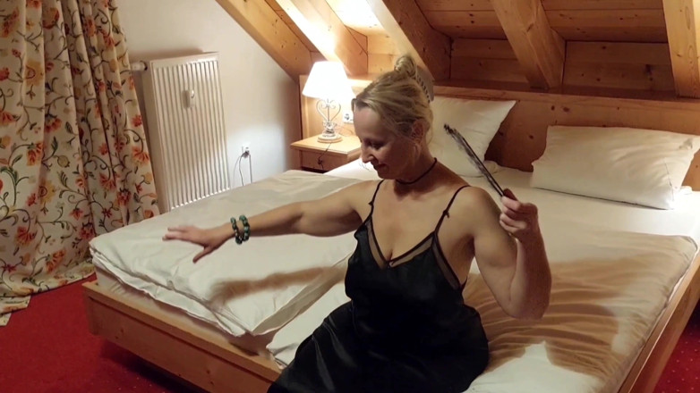 Selena701: Dojrzała blondynka lubi seks w połowie ubrana