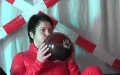 Tante seksi dengan kostum lateks lagi asik mainin balon seksnya