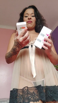 Espuleta mencuba mainan baru yang dia dapat dari import seksi