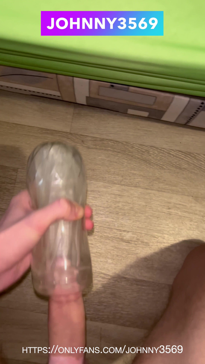 Johnny69227: Il giovane e arrapato pup twink si scopa una figa...