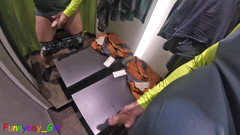 Funnyboy-Ger: Před několika zrcadly si v šatně obchodu s oblečením honím svůj...