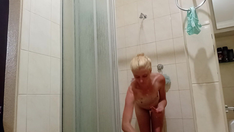 18blondteen: Ein fickspaß-video für meinen freund machen, wenn er bei der...