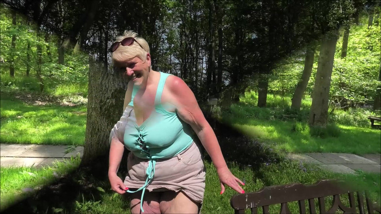 Uk Joolz: 在树林里被抓到