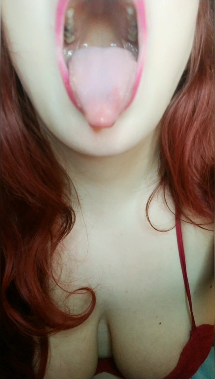 Scarlet Vixen: Abierto, lengua fuera, flexionando para tu placer