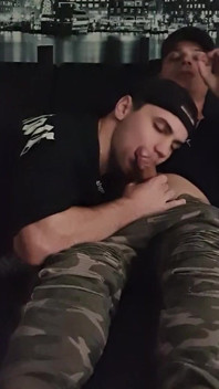 Meu garoto me pegou enquanto eu estava masturbando e fumando