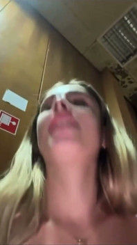 Une Star Italienne De 18 Ans Baise Avec Son Professeur D’université À La Bibliothèque Pour Passer Sa Note