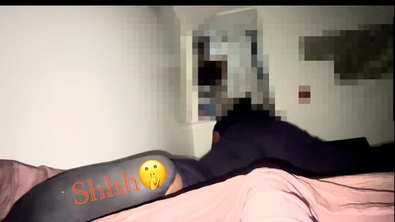 Anye Meshell: Chut... Ma Coloc Est Zzz.