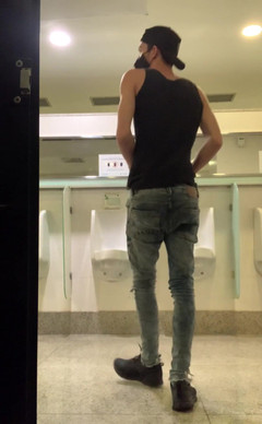 monstromineiro: 화장실에서 자위하기
