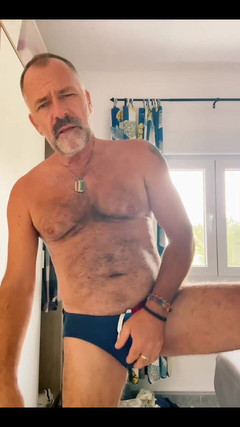 Daddybearvlc: 당신이 보낸 Speedos에 시도!! 익명으로 유지하고 싶었지만 당신이 누구인지 알고 있습니다. 자지를 빠는 거유 밀프