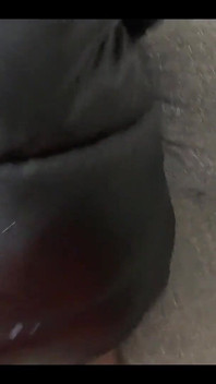 Gioco di sperma sulla mia nuova giacca lunga nera lucida e gonfia in modo che mio marito impotente possa leccare