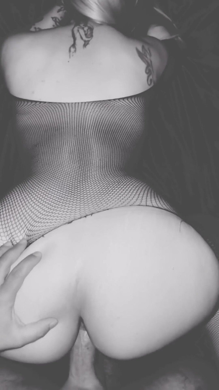 Christy X Taylor: 一对素人情侣在床上做爱的夜视视频