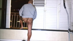 Ilovetobenaked: Un papa sans fond attend sur son balcon en espérant...