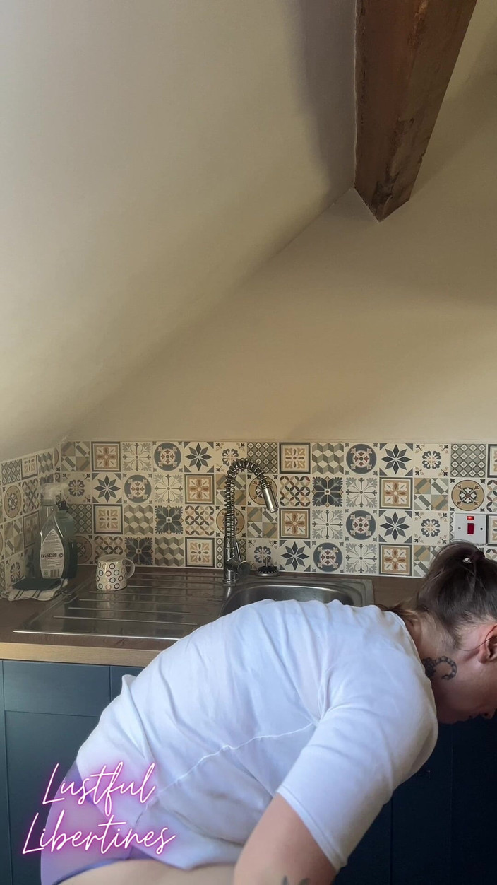 Lustful Libertines: Pisse Dans L’évier De La Cuisine