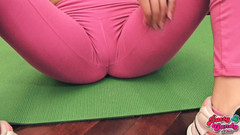 Busty Candy: Yoga em casa