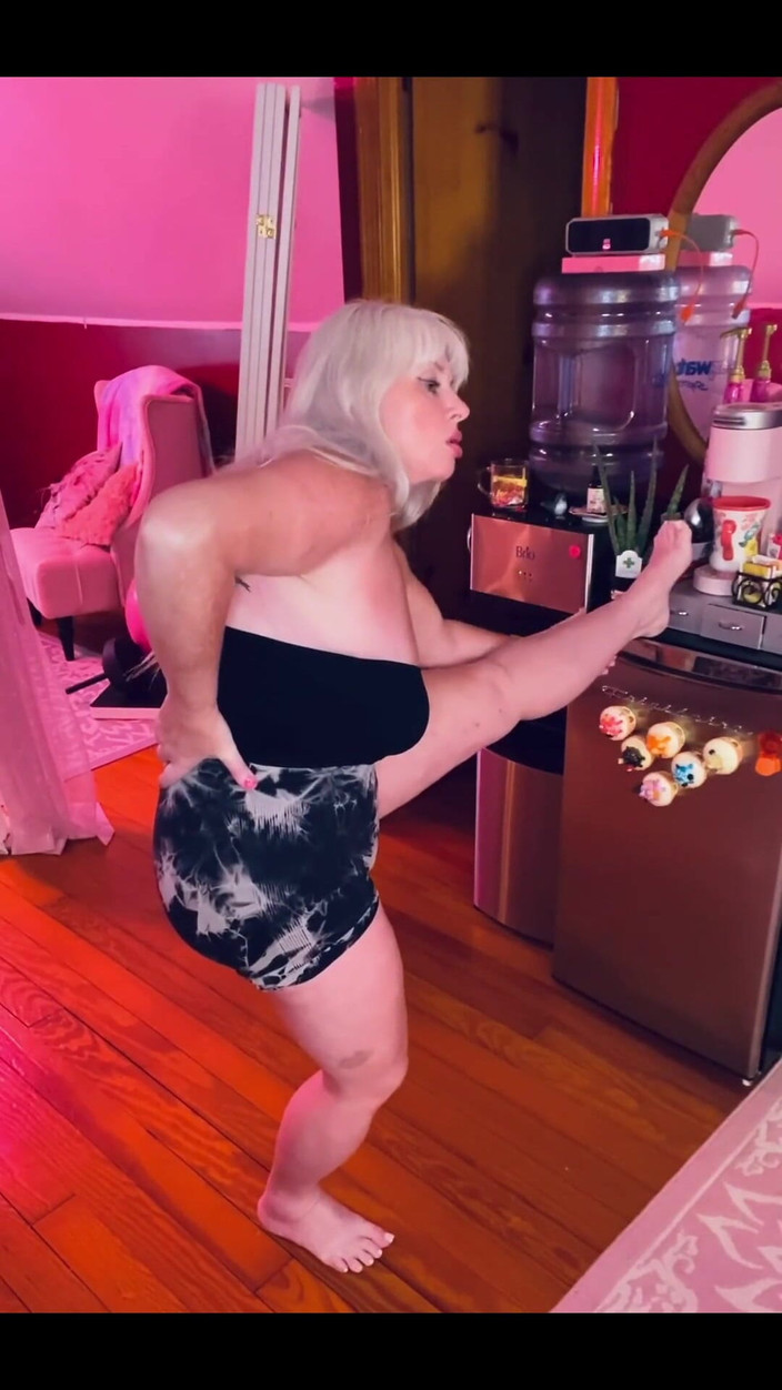 PaintedRose: 性感的甜美愚蠢的伸展，我打赌你知道其中一个原因，保持肢体性感很重要..告诉我你想要如何好好地伸展一下？