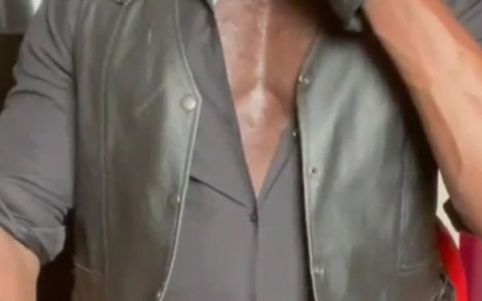 Black smoking muscle stepdad: Sexy couro e apertadas cenas de fumar vestidas
