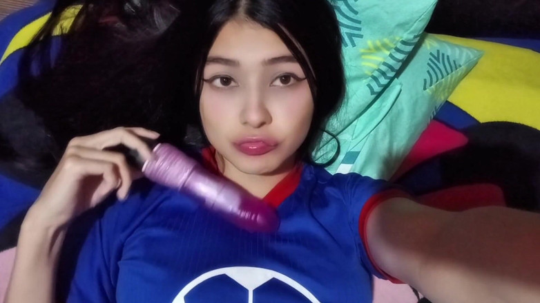 Yuli and tony: मैं अपनी सौतेली बहन के साथ कमरा साझा करने के लिए सहमत हूं और हम पूरी रात चोदते हैं।