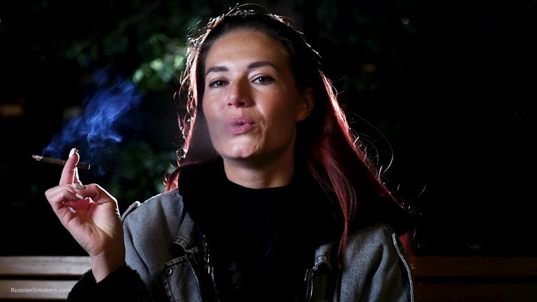 Russian Smokers: Sexy bellezza russa fuma una sigaretta in spiaggia