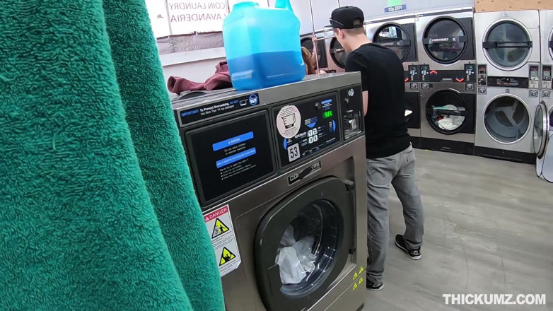 Team Skeet: Thickumz - Booty ebony fucked in the laundromat