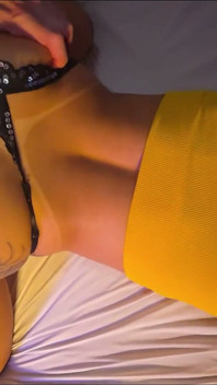 Gostosa com uma camisa do Brasil - Neoon Rebello - sendo fodida de quatro depois de perder para a Noruega.