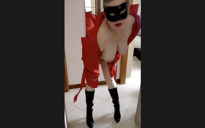 Mature_cunt: Boty po kolenou a červený kabát pózuje