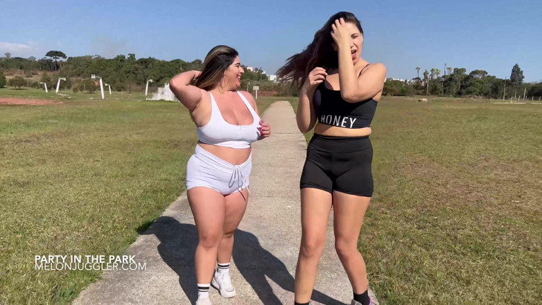 Busty BBW Latinas: สาวอวบหน้าอกใหญ่เลสเบี้ยนเย็ดกันในสวนสาธารณะ
