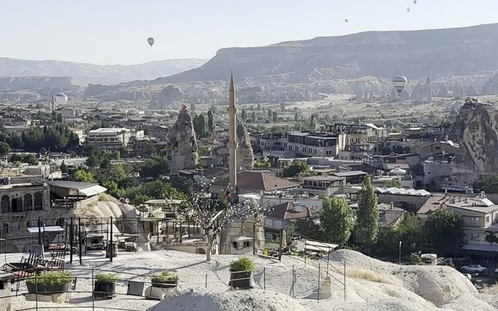 Monika Fox: Cappadocia의 산에서 빨간 정장을 입은 화려한 Monika Fox