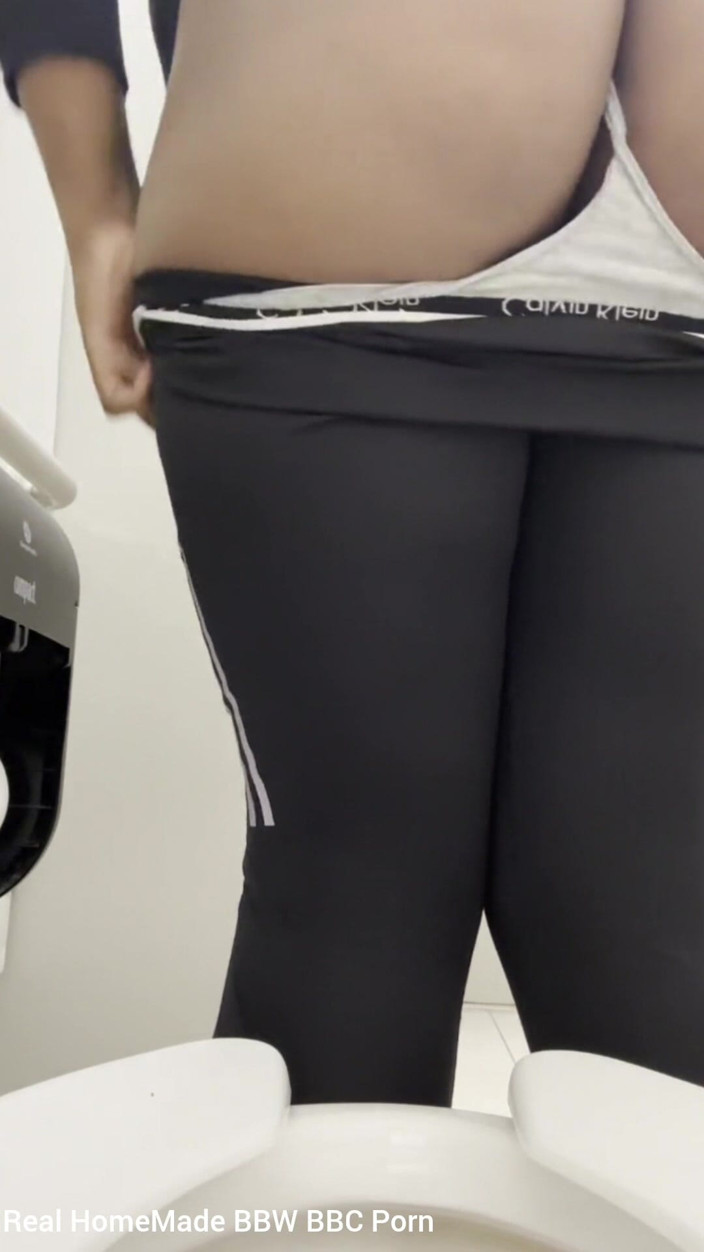 Super sexy ebony cuties: 職場トイレでおしっこする視点コンピレーション