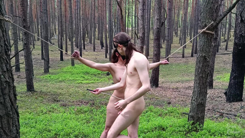 Sinea And Roman: Yaramaz orta yaşlı seksi kadın ormanın ortasında açık havada sopalanıyor!