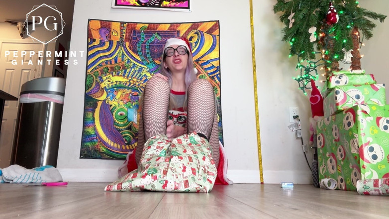 Peppermint Giantess: क्रिसमस के लिए उपहार लपेटा गया आकार 16 फीट छुट्टी की यादों को साझा करते हुए मेरी पैर की लपेटना