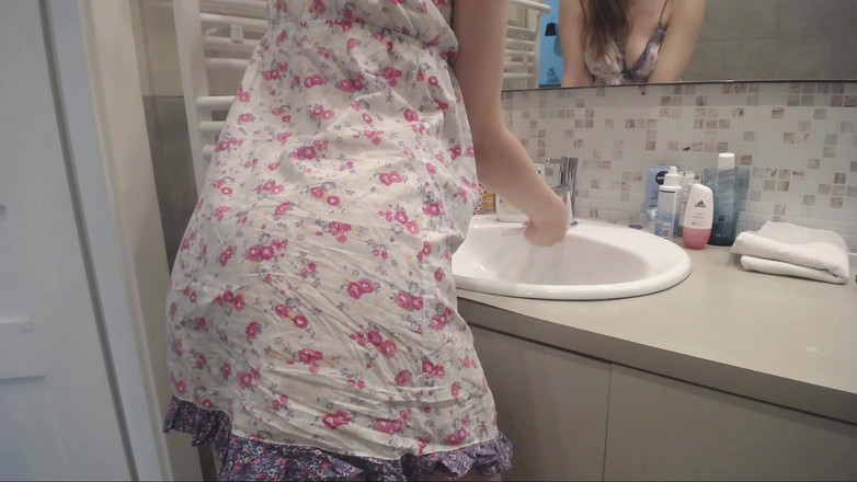 Emily Bee: 初めてのように - バスルームで潮吹きx2