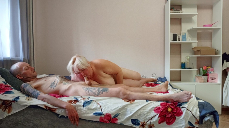 Zona901: Ibu mertua nyepong kontol dan telan sperma dengan profesional