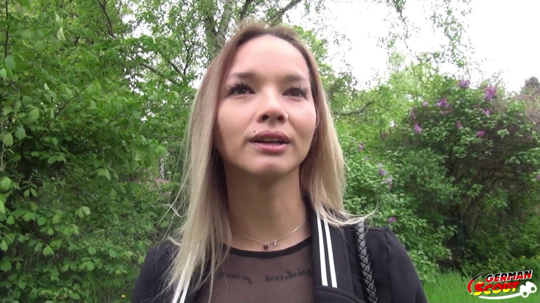 German Scout: Đức Hướng đạo - Monika tuổi teen gầy nổi tiếng