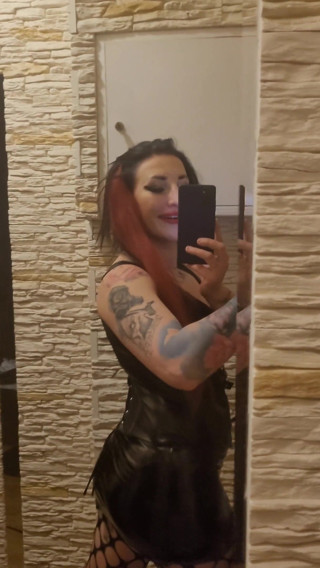 KatrixandCaliforniaLatex: Godin poseert in latex en toont haar sappige kont
