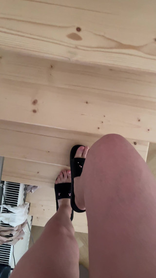 Feet: Lubię Chodzić W Klapkach