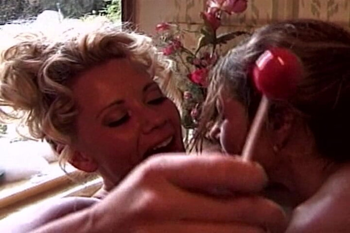 Videos Francaises: Trío anal caliente con dos impresionantes zorras francesas