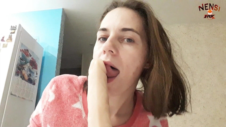 Nensi Fox: Gorąca seksowna brunetka namiętny dildo jest do bani i przedstawia...