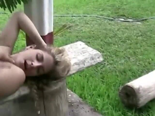 Homegrown Outdoor Sex: Nina si cewek imut rambut pirang dientot di taman