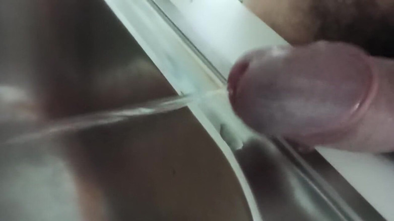 Kinky Guy: Andando pela casa para escolher onde fazer xixi. Pau em...